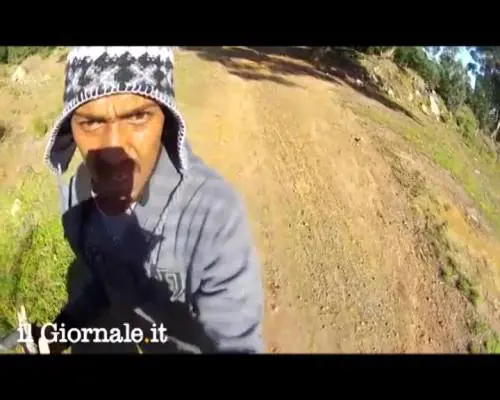 Gli rubano la bici mentre filma