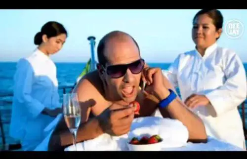 Mondiali 2014, Checco Zalone canta "Tapinho" contro razzismo e omofobia