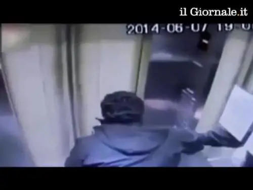 L'ascensore impazzisce e lo scaraventa sul tetto