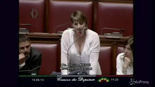 Caldo anche a  Montecitorio: il potente decolletè di una deputata M5S