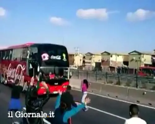 Pullman della nazionale cilena quasi investe una tifosa