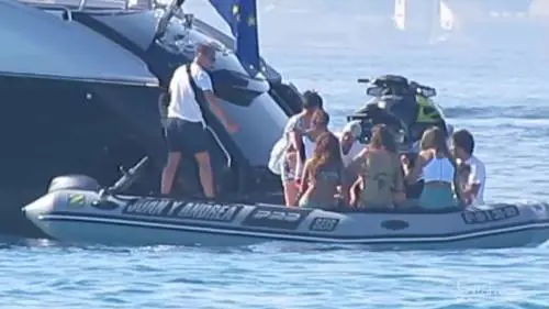 Claudia Galanti inizia le vacanze da Formentera 