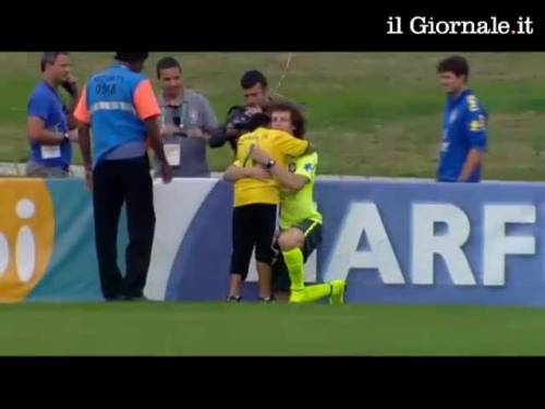 Messi ignora un bimbo, David Luiz lo abbraccia