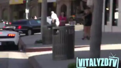 Basta un cenno e una sconosciuta sale in macchina con te (Se hai una Lamborghini)