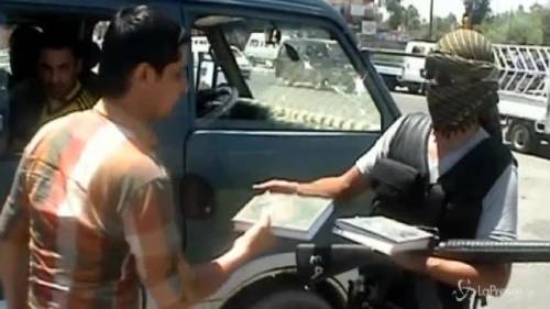 Mosul, jihadisti in strada per distribuire il Corano