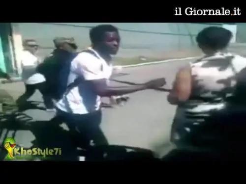 Muntari distribuisce soldi in strada