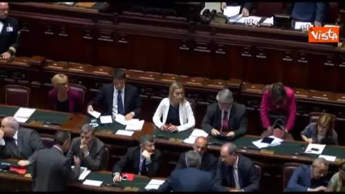 Il tailleur fucsia della Boschi tra un grigio governo
