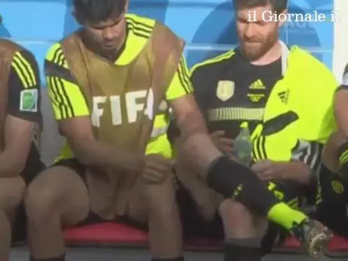 Diego Costa e la ceretta a Xabi Alonso