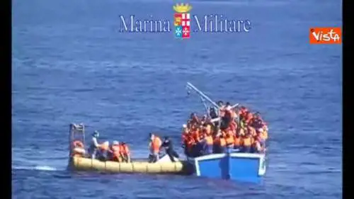 La Grecale recupera il barcone coi trenta morti