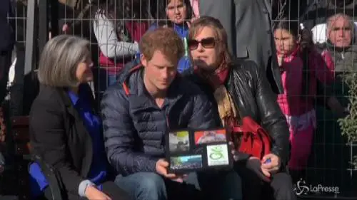 Harry in Cile balla coi ragazzi disabili