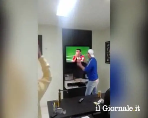 Tifoso brasiliano esulta e rompe il televisore
