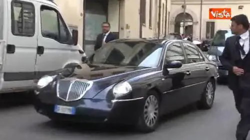 Berlusconi esce da Palazzo Chigi
