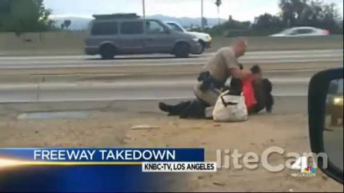 Los Angeles, donna picchiata da un poliziotto