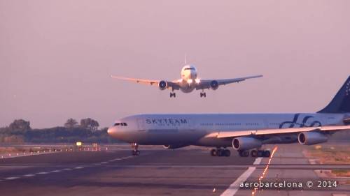 Barcellona, il Boeing evita per un soffio l'Airbus