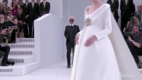 La sposa incinta sfila per Chanel al braccio di Lagerfeld