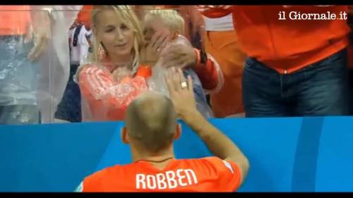 Robben consola il figlio dopo la sconfitta contro l'Argentina