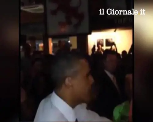 Colorado, passano uno spinello a Obama: "Vuoi fare un tiro?"