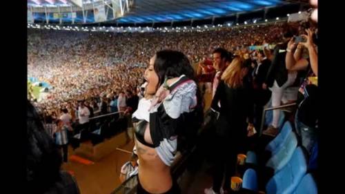 Rihanna incoraggia i tedeschi: strip sugli spalti del Maracanà