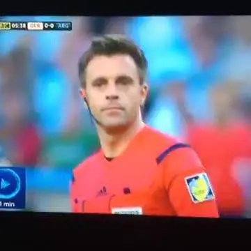 E Rizzoli si sistema i capelli