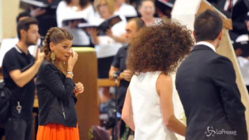 Lacrime al matrimonio della sorella: Amoroso canta l'Ave Maria in chiesa