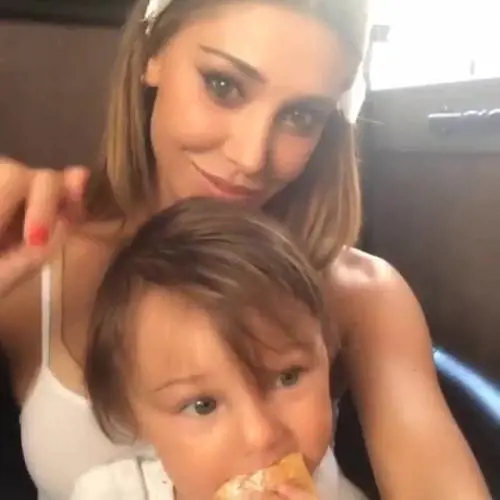 Belen Rodriguez posta un video con Santiago: insulti sul web