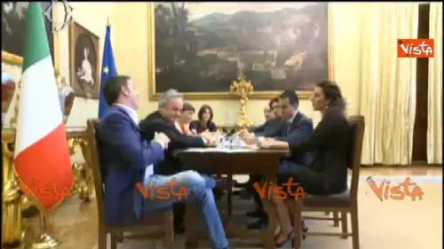 Di Maio: "Una birra?". Renzi: "È bersaniana"