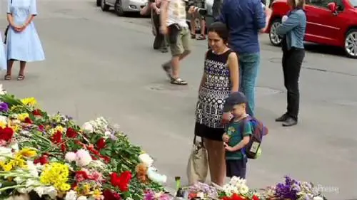 Fiori davanti ad ambasciata olandese a Kiev