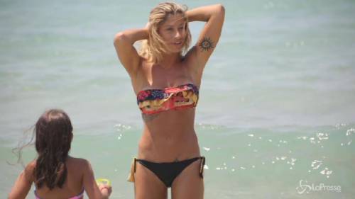 Maddalena Corvaglia sulla spiaggia di Lecce: forma fisica al top 
