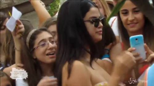 Selena Gomez a Ischia: selfie in prendisole