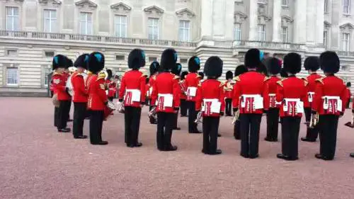 La guardia reale suona la sigla di "Game of Thrones"