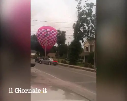 Mongolfiera finisce sui cavi dell'alta tensione