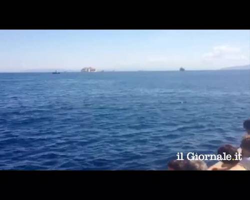 Turisti e gigliesi salutano la Concordia