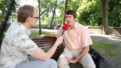 Ruba il portafogli in diretta al politico intervistato