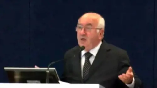 La gaffe di Tavecchio: "Stranieri mangia banane"