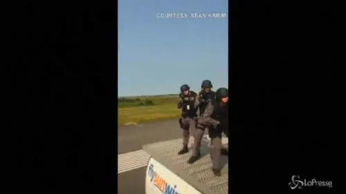 Blitz sull'aereo canadese: la cattura a bordo