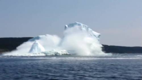 L’iceberg collassa e scatena il terrore