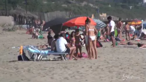 Rieccolo Gianfranco Fini in versione balneare: al mare con la Tulliani e le figlie