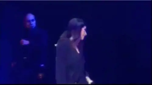 Lima, un colpo di vento imbarazza Laura Pausini