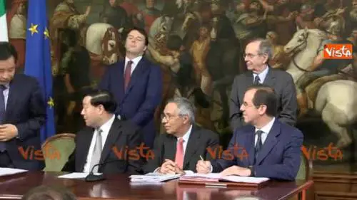 Renzi salva dalla caduta l'imprenditore cinese
