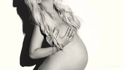 Christina Aguilera nuda col pancione: futura mamma sexy