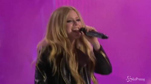 Avril Lavigne incassa super anello da 17 carati da Chad Kroeger