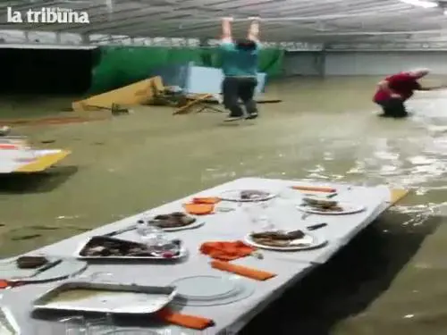 Si aggrappa a una trave per salvarsi