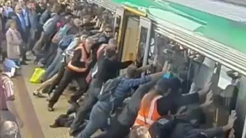 Resta intrappolato in metro. Muro umano per salvarlo