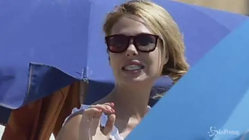 Ilary Blasi al mare col labbro gonfio. Avrà ceduto al "ritocchino"?