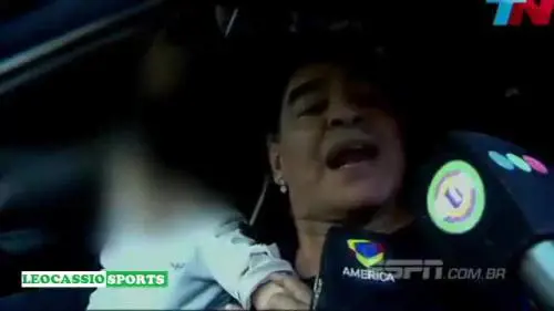 Maradona prende a schiaffoni un giornalista