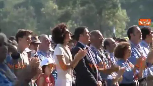 Renzi canta l'Alleluja con gli scout e si commuove