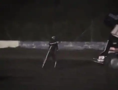 Scende dall'auto e il rivale lo investe