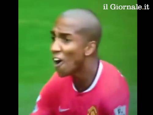 Cacca in bocca per un giocatore del Manchester United