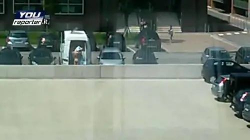 Venezia, doccia in un parcheggio