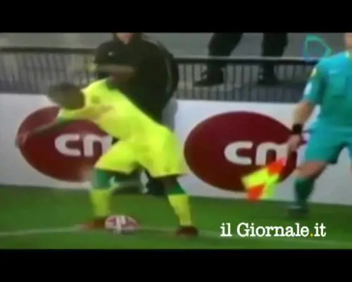 Batte il calcio d'angolo ma prende la bandierina